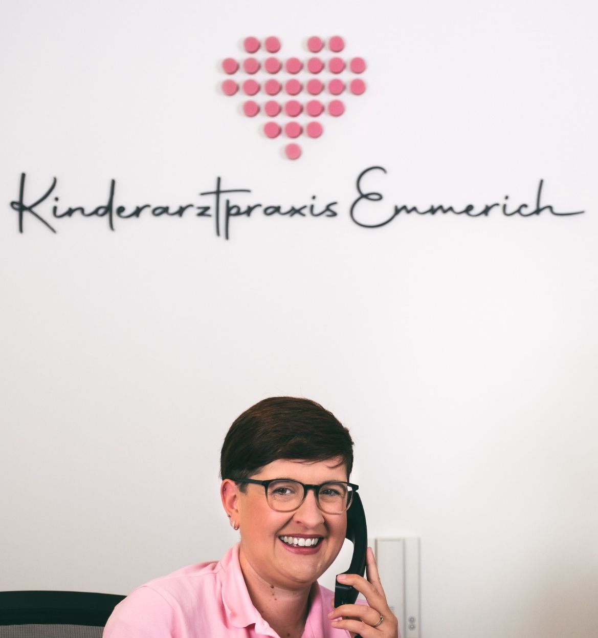 Wir suchen für unser Team zum nächstmöglichen Zeitpunkt  eine  medizinische Fachangestellte (m/w/d)  in Voll oder Teilzeit  Unsere Kinderarztpraxis befindet sich im Emmerich Vital, dem neuen Gesundheitszentrum in Emmerich!  Wir bieten: -  ein motiviertes und engagiertes Team - abwechslungsreiche Arbeit - Spaß mit vielen kleinen und großen Patienten  - eigenen Parkplatz im Parkhaus   Ihr Profil: - abgeschlossene Berufsausbildung als MFA - pädiatrische Erfahrung wenn möglich  - PC Kenntnisse (Duria, Excel, Word, Email,) - Eigeninitiative und Flexibilität - Aufgeschlossenheit , Freundlichkeit  und Engagement  gegenüber kleinen und großen  Patienten und deren Eltern  Bei Interesse bewerben Sie sich bitte unter der unten angegebenen Adresse!
